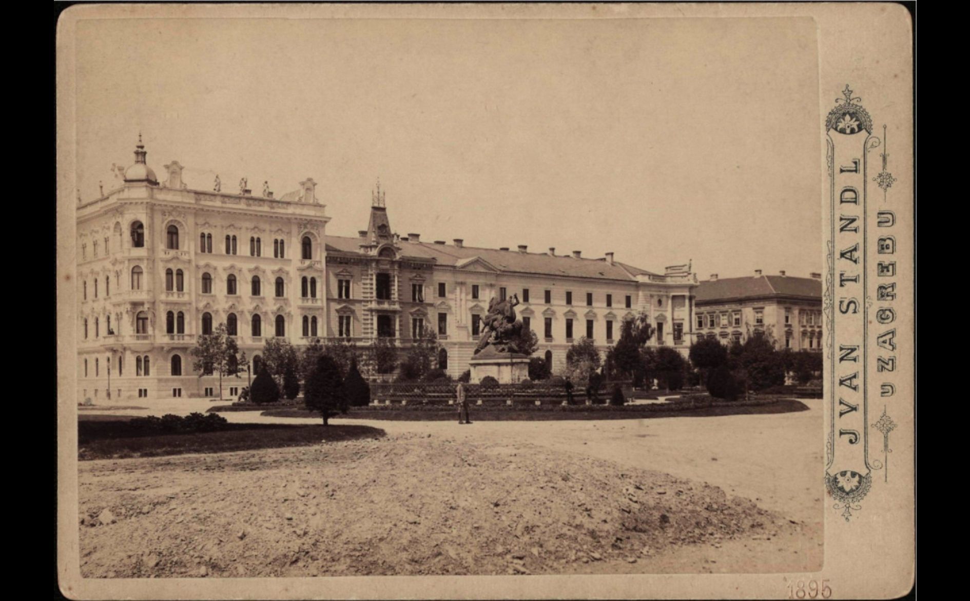 Akademički trg (današnji Trg Josipa Juraja Strossmayera) 1895. godine (Foto Ivan Standl) zapadna strana